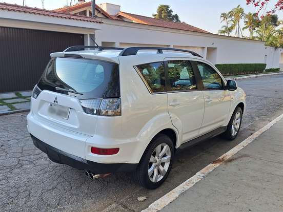 MITSUBISHI-OUTLANDER-2011