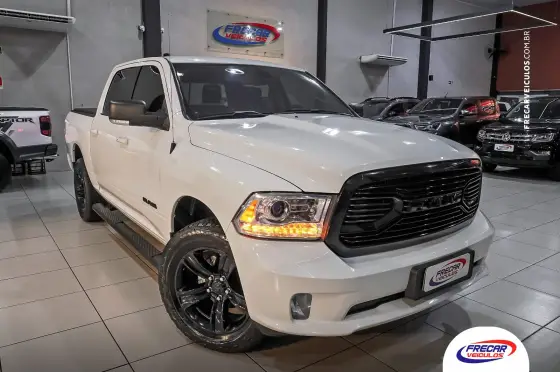 RAM CLASSIC 5.7 V8 GASOLINA LARAMIE NIGHT EDITION CD 4X4 AUTOMÁTICO