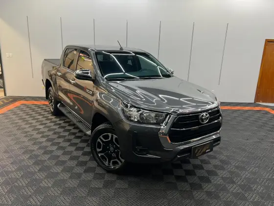TOYOTA HILUX 2.8 D-4D TURBO DIESEL CD SRV 4X4 AUTOMÁTICO