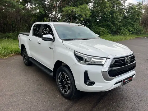 TOYOTA HILUX 2.8 D-4D TURBO DIESEL CD SRX 4X4 AUTOMÁTICO