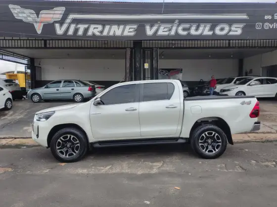 TOYOTA HILUX 2.8 D-4D TURBO DIESEL CD SRX 4X4 AUTOMÁTICO TOYOTA HILUX 2.8 D-4D TURBO DIESEL CD SRX 4X4 AUTOMÁTICO