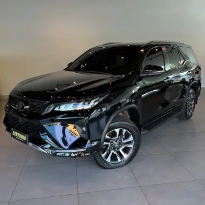 TOYOTA HILUX SW4 2.8 D-4D TURBO DIESEL DIAMOND 7L 4X4 AUTOMÁTICO