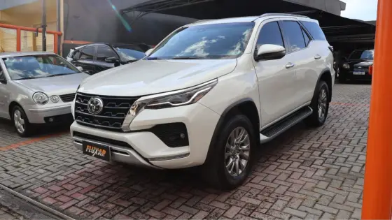 TOYOTA HILUX SW4 2.8 D-4D TURBO DIESEL SRX 4X4 AUTOMÁTICO