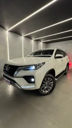 TOYOTA HILUX SW4 2.8 D-4D TURBO DIESEL SRX 4X4 AUTOMÁTICO