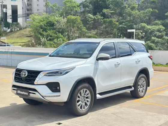 TOYOTA HILUX SW4 2.8 D-4D TURBO DIESEL SRX 7L 4X4 AUTOMÁTICO