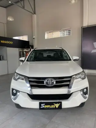 TOYOTA HILUX SW4 2.8 SRX 4X4 7 LUGARES 16V TURBO INTERCOOLER DIESEL 4P AUTOMÁTICO