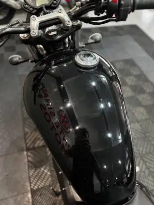 TRIUMPH-STREET TWIN-2022