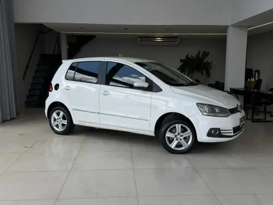 VOLKSWAGEN FOX 1.6 MI HIGHLINE 8V FLEX 4P MANUAL VOLKSWAGEN FOX 1.6 MI HIGHLINE 8V FLEX 4P MANUAL