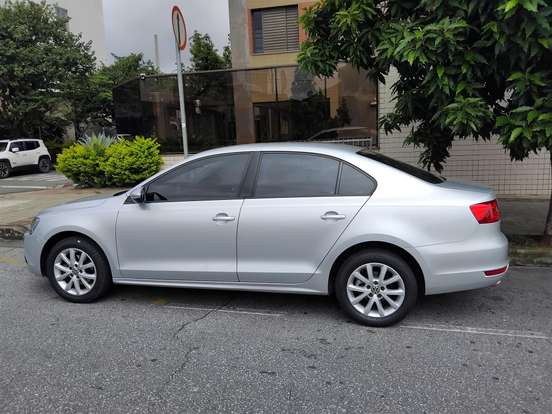 VOLKSWAGEN-JETTA-2012