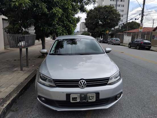VOLKSWAGEN-JETTA-2012