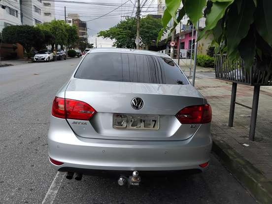 VOLKSWAGEN-JETTA-2012
