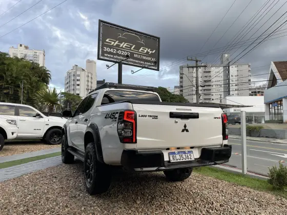 MITSUBISHI L200 TRITON 2.4 16V TURBO DIESEL SPORT HPE-S CD 4P 4X4 AUTOMÁTICO