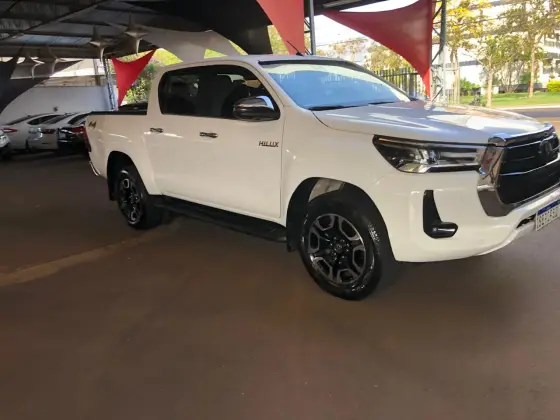TOYOTA HILUX 2.8 D-4D TURBO DIESEL CD SRX LIMITED 4X4 AUTOMÁTICO