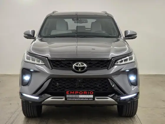 TOYOTA HILUX SW4 2.8 D-4D TURBO DIESEL DIAMOND 7L 4X4 AUTOMÁTICO