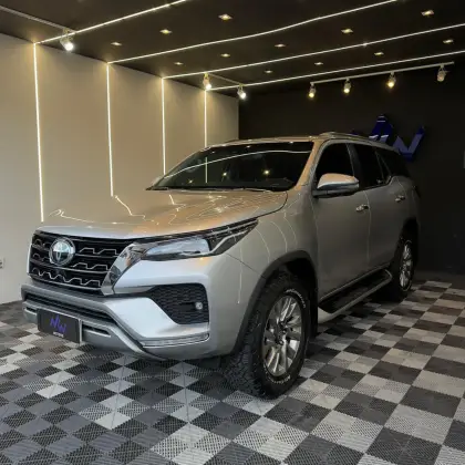 TOYOTA HILUX SW4 2.8 D-4D TURBO DIESEL SRX 7L 4X4 AUTOMÁTICO