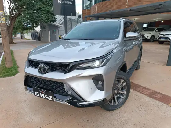 TOYOTA HILUX SW4 2.8 D-4D TURBO DIESEL SRX PLATINUM 7L 4X4 AUTOMÁTICO
