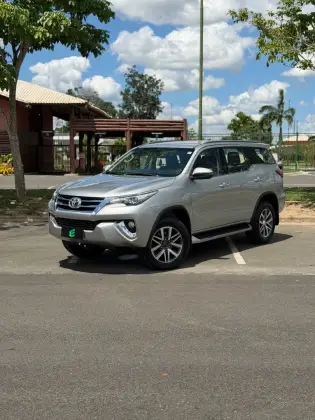 TOYOTA HILUX SW4 2.8 SRX 4X4 7 LUGARES 16V TURBO INTERCOOLER DIESEL 4P AUTOMÁTICO