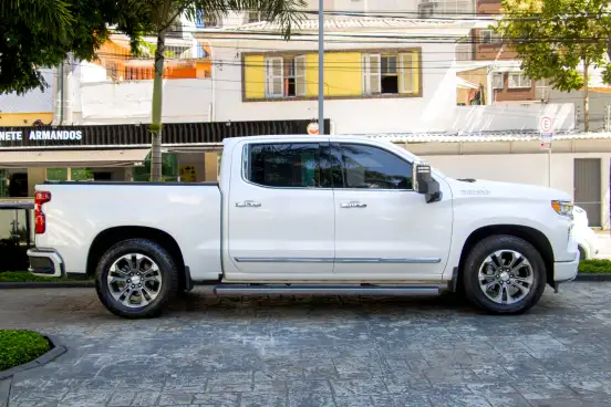 CHEVROLET-SILVERADO-5.3 V8 GASOLINA 1500 HIGH COUNTRY 4X4 AUTOMÁTICO CHEVROLET-SILVERADO-2023