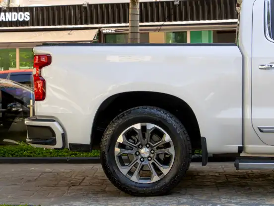CHEVROLET-SILVERADO-5.3 V8 GASOLINA 1500 HIGH COUNTRY 4X4 AUTOMÁTICO CHEVROLET-SILVERADO-2023