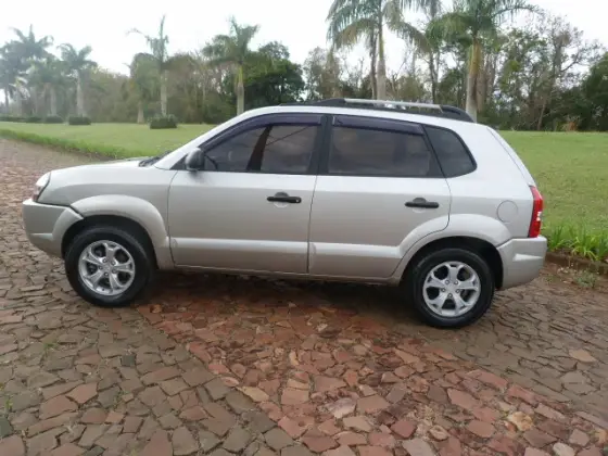 HYUNDAI TUCSON 2.0 MPFI GL 16V 142CV 2WD GASOLINA 4P AUTOMÁTICO