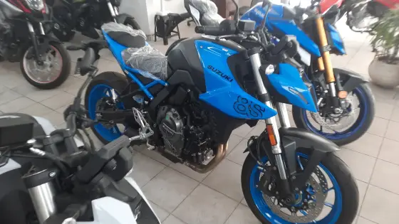 SUZUKI GSX-8S 