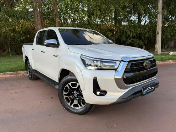 TOYOTA HILUX 2.8 D-4D TURBO DIESEL CD SRX 4X4 AUTOMÁTICO