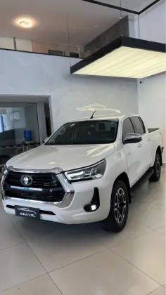 TOYOTA HILUX 2.8 D-4D TURBO DIESEL CD SRX 4X4 AUTOMÁTICO