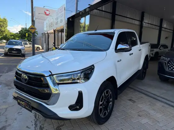 TOYOTA HILUX 2.8 D-4D TURBO DIESEL CD SRX 4X4 AUTOMÁTICO TOYOTA HILUX 2.8 D-4D TURBO DIESEL CD SRX 4X4 AUTOMÁTICO