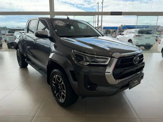 TOYOTA HILUX 2.8 D-4D TURBO DIESEL CD SRX PLUS 4X4 AUTOMÁTICO TOYOTA HILUX 2.8 D-4D TURBO DIESEL CD SRX PLUS 4X4 AUTOMÁTICO