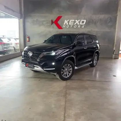 TOYOTA HILUX SW4 2.8 D-4D TURBO DIESEL SRX 4X4 AUTOMÁTICO