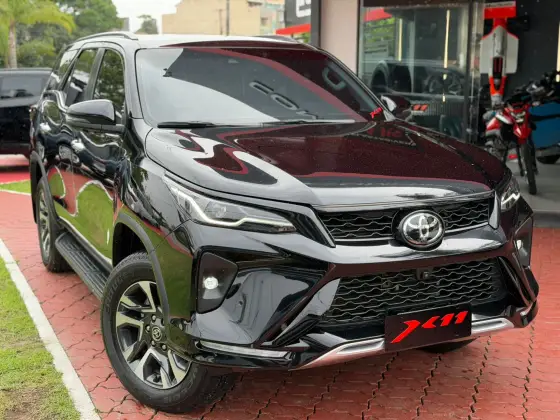 TOYOTA HILUX SW4 2.8 D-4D TURBO DIESEL SRX PLATINUM 7L 4X4 AUTOMÁTICO