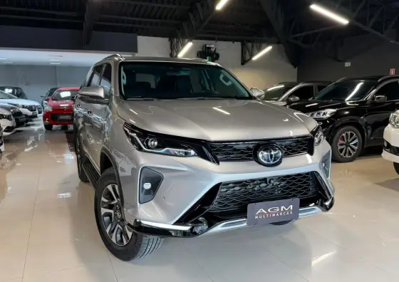 TOYOTA HILUX SW4 2.8 D-4D TURBO DIESEL SRX PLATINUM 7L 4X4 AUTOMÁTICO