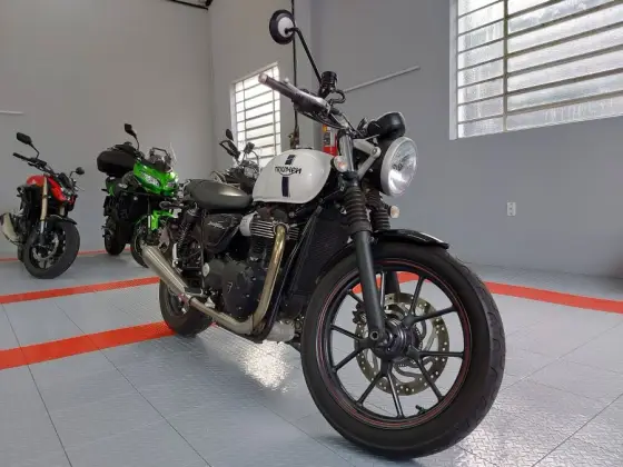 TRIUMPH STREET TWIN 