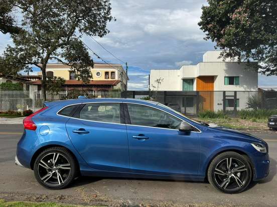 VOLVO-V40-2.0 T5 R-DESIGN GASOLINA 4P AUTOMÁTICO VOLVO-V40-2017