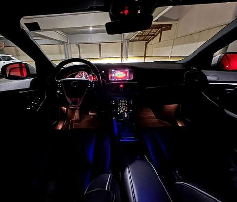 VOLVO-V40-2017