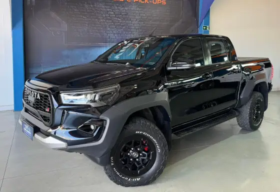 TOYOTA HILUX 2.8 D-4D TURBO DIESEL CD GR-S 4X4 AUTOMÁTICO