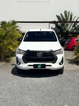 TOYOTA HILUX 2.8 D-4D TURBO DIESEL CD SR 4X4 AUTOMÁTICO