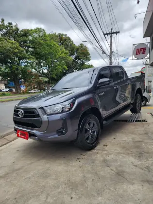 TOYOTA HILUX 2.8 D-4D TURBO DIESEL CD SR 4X4 AUTOMÁTICO