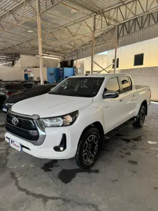 TOYOTA HILUX 2.8 D-4D TURBO DIESEL CD SRV 4X4 AUTOMÁTICO