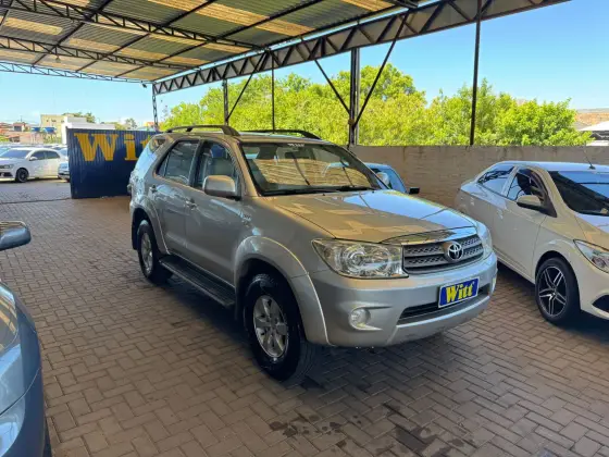 TOYOTA HILUX SW4 2.7 SR 4X2 7 LUGARES 16V GASOLINA 4P AUTOMÁTICO