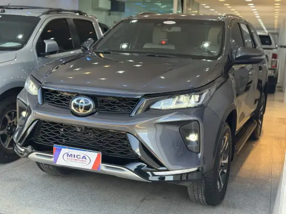 TOYOTA HILUX SW4 2.8 D-4D TURBO DIESEL DIAMOND 7L 4X4 AUTOMÁTICO
