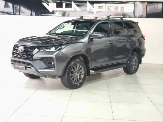 TOYOTA HILUX SW4 2.8 D-4D TURBO DIESEL SRX 4X4 AUTOMÁTICO