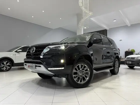 TOYOTA HILUX SW4 2.8 D-4D TURBO DIESEL SRX 7L 4X4 AUTOMÁTICO