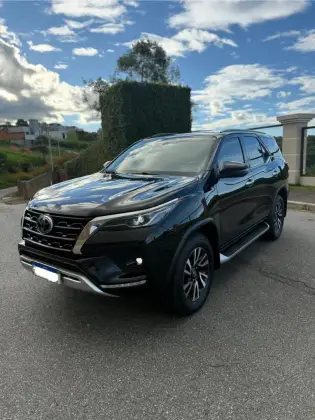 TOYOTA HILUX SW4 2.8 D-4D TURBO DIESEL SRX 7L 4X4 AUTOMÁTICO TOYOTA HILUX SW4 2.8 D-4D TURBO DIESEL SRX 7L 4X4 AUTOMÁTICO