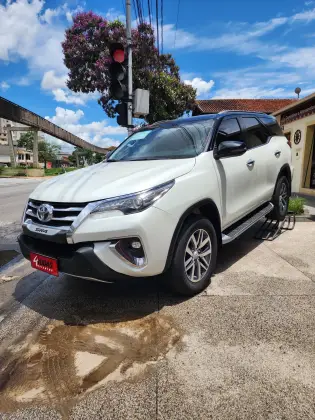 TOYOTA HILUX SW4 2.8 SRX 4X4 7 LUGARES 16V TURBO INTERCOOLER DIESEL 4P AUTOMÁTICO