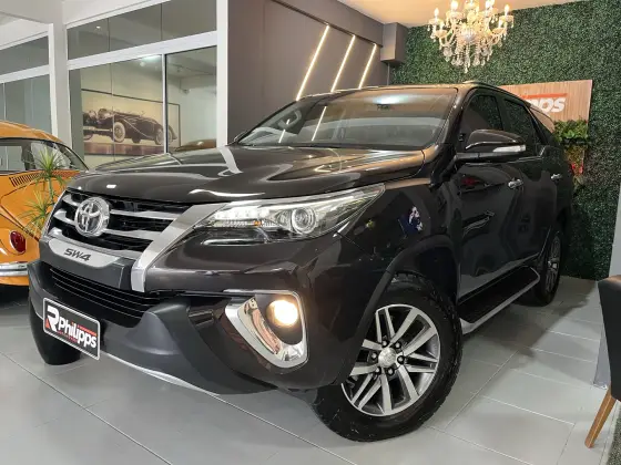 TOYOTA HILUX SW4 2.8 SRX 4X4 7 LUGARES 16V TURBO INTERCOOLER DIESEL 4P AUTOMÁTICO