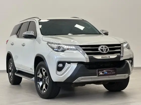 TOYOTA HILUX SW4 2.8 SRX DIAMOND 4X4 7 LUGARES 16V TURBO INTERCOOLER DIESEL 4P AUTOMÁTICO