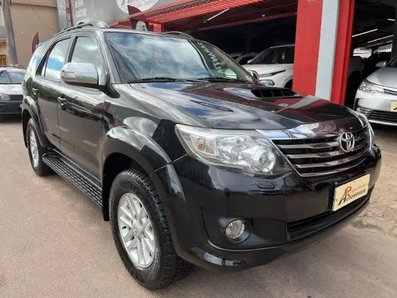 TOYOTA HILUX SW4 3.0 SRV 4X4 7 LUGARES 16V TURBO INTERCOOLER DIESEL 4P AUTOMÁTICO