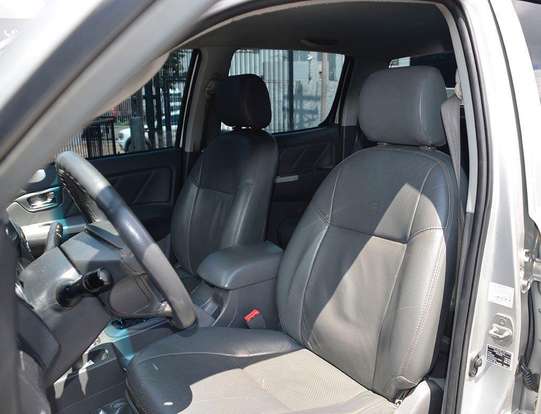 TOYOTA-HILUX-2011