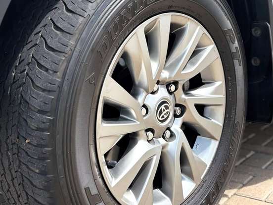 TOYOTA-HILUX SW4-2.8 D-4D TURBO DIESEL SRX 7L 4X4 AUTOMÁTICO TOYOTA-HILUX SW4-2024